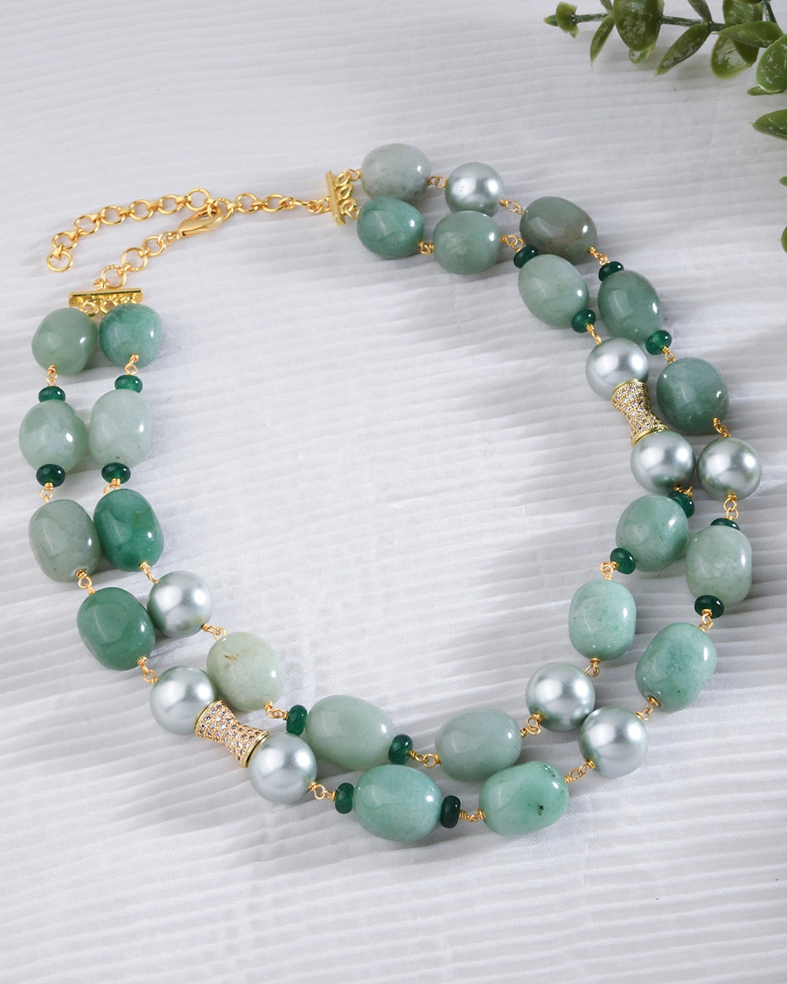 collar necklace featuring green jade stones and pearls