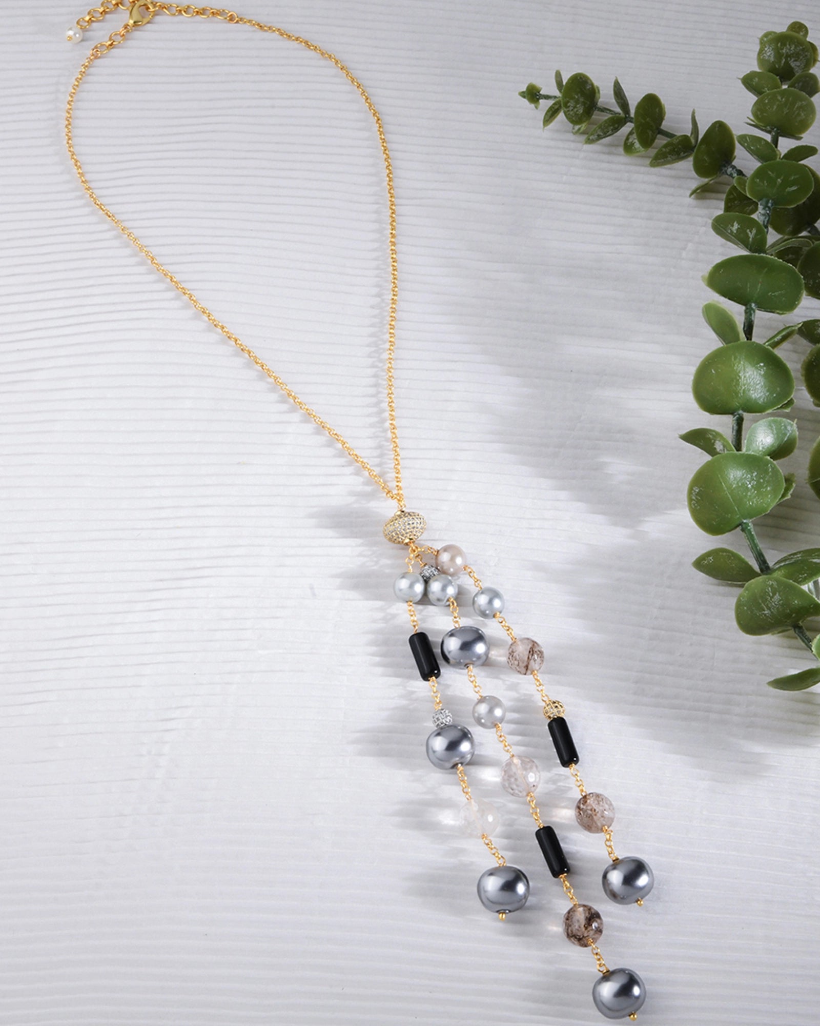 golden chain necklace featuring silver-white pearls with elegant tassels