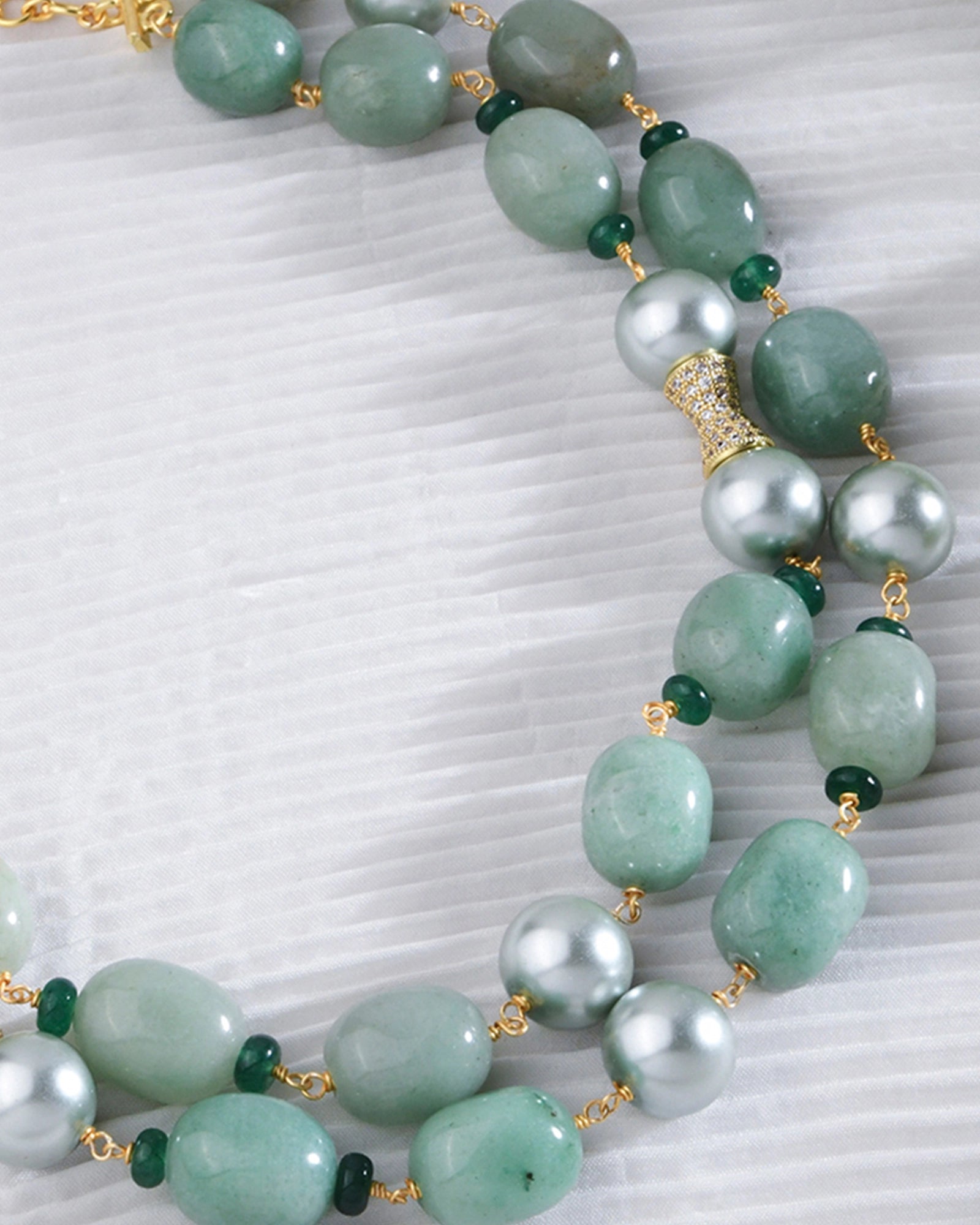 collar necklace featuring green jade stones and pearls