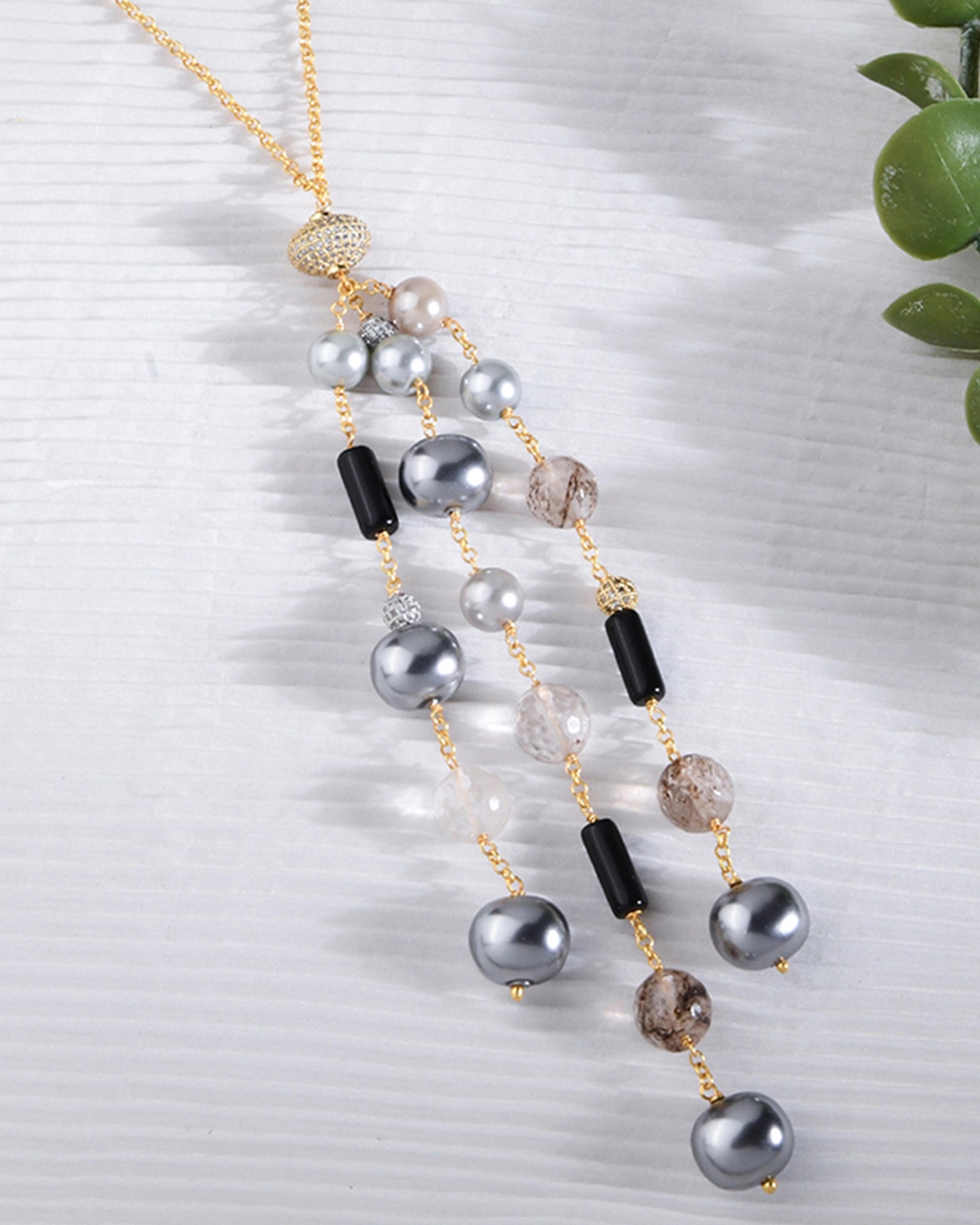 golden chain necklace featuring silver-white pearls with elegant tassels