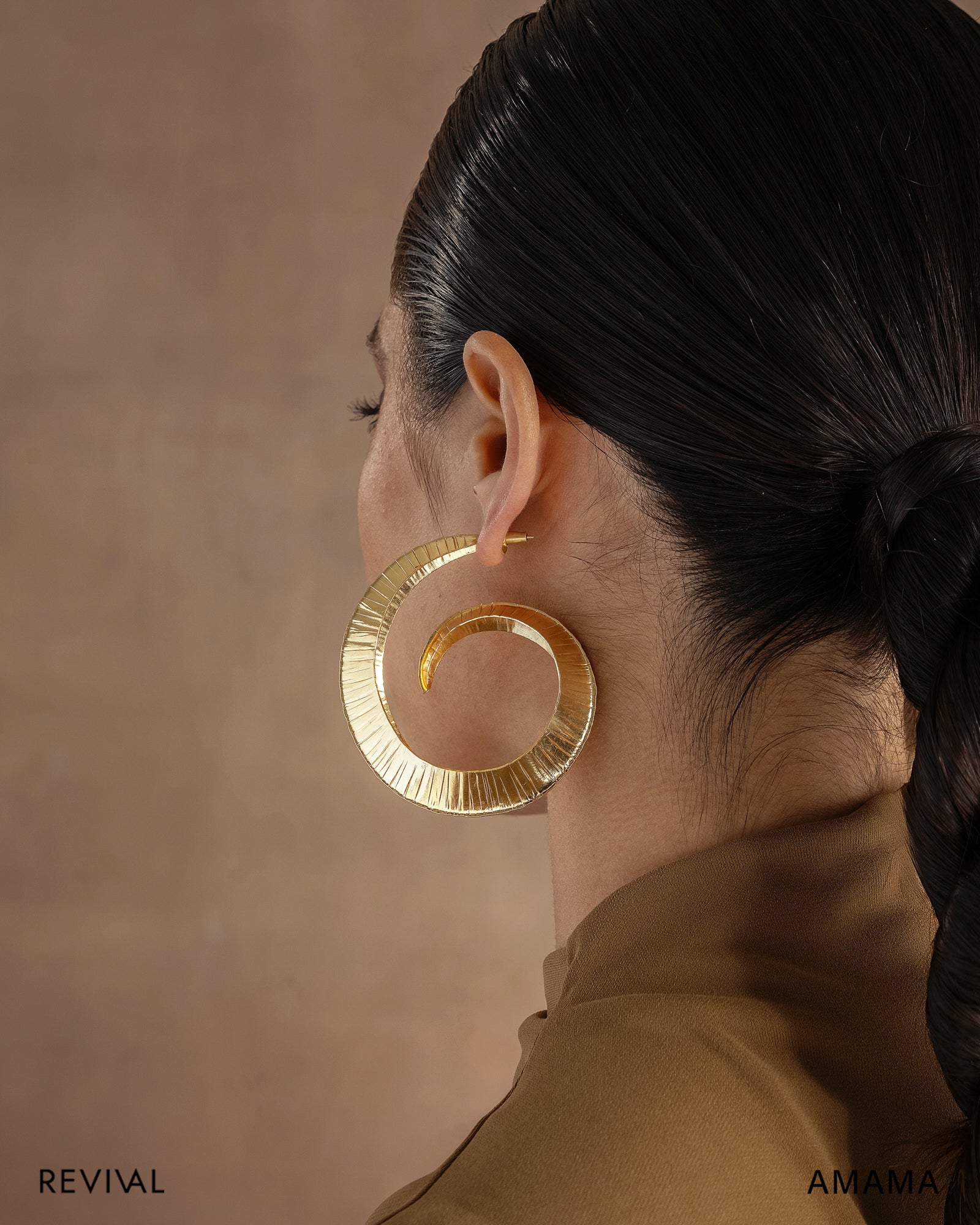 RILEY EARRINGS IN GOLD