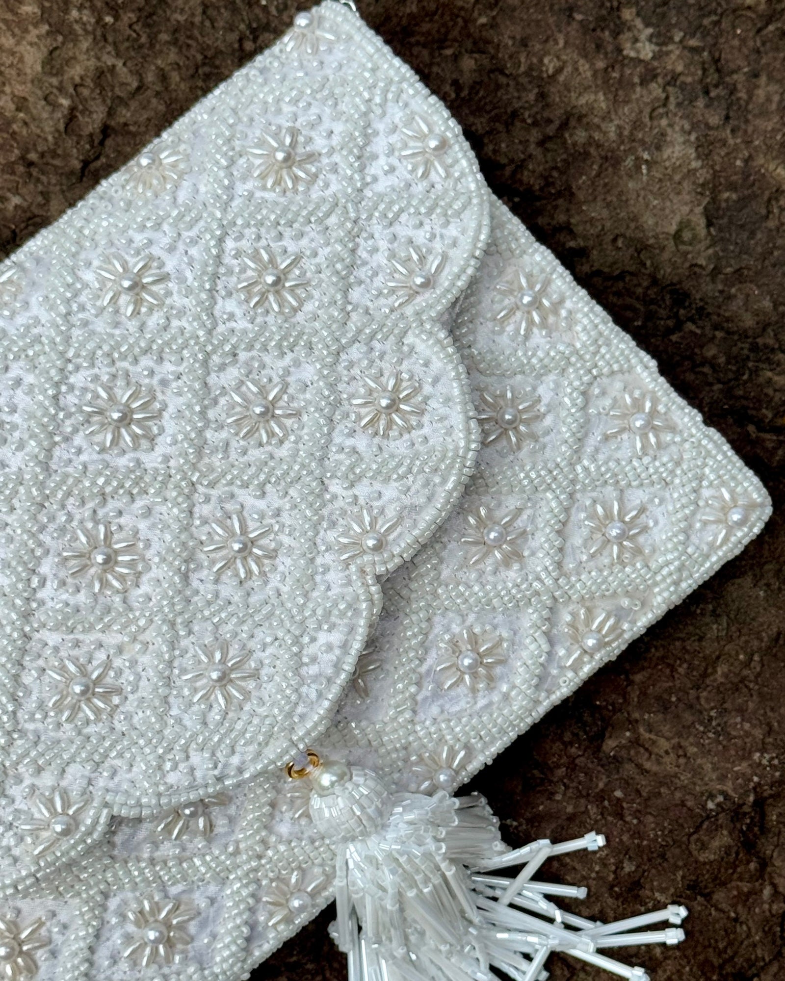 WHITE SCALLOP ENVELOPE CLUCTH