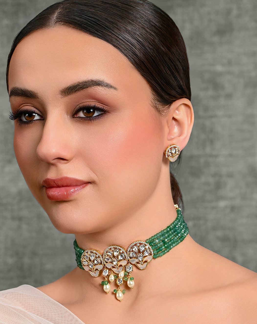 Enthralling Choker With Earrings